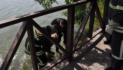 Кропивницькі рятувальники дістали з річки тіло чоловіка (ФОТО) - INFBusiness