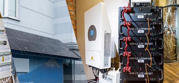 КИЇВ. 12 травня. УНН. Не вся енергія, за яку ми платимо, фактично використовується. Для цього є кілька причин – залежно від контексту – від погано адаптованих технологій до простої недбалості. Будинки з недостатньою теплоізоляцією або гаряча вода, що отримується внаслідок промислового процесу – яскраві приклади втрат енергії. Разом із цим, перед лицем безпрецедентної глобальної енергетичної кризи, спричиненої вторгненням Росії в Україну, та складних кліматичних проблем кожен ват має цінність та не повинен бути витрачений марно. Інноваційні технології енергоощадження: як швидко та легко інтегрувати їх до рутинного життя? - INFBusiness