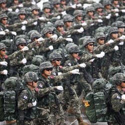 Південна Корея провела військовий парад на тлі ядерних погроз від КНДР - INFBusiness