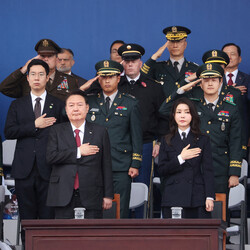 Південна Корея провела військовий парад на тлі ядерних погроз від КНДР - INFBusiness