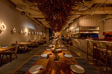 Вторгнення відкрило українському креативному класу вікно можливостей. Хто ним скористався й у яких сферах культурного життя світу Україна отримує місце за світовим столом? Українці в Дубаї. YOY Жоржа Піонова в ОАЕ – не тільки ресторан, а й культурний хаб. Там проходять дипломатичні зустрічі, концерти і працює сувенірна крамничка. /надано Expolight