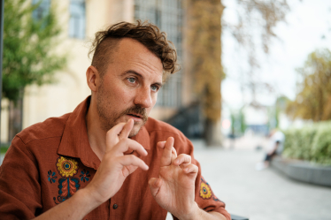 Шеф-кухар Євген Клопотенко перебудовує бізнес-модель. Поки найвідчутніший дохід дає ресторан «100 років тому вперед», але Клопотенко певен: за кілька років найбільші гроші приноситиме власна ферма, фуд-сервіс для замовлення послуг шеф-кухарів та організація івентів. Що зміниться у структурі бізнесу Клопотенка і на чому він планує заробити вже 300 млн грн у 2024-му? Євген Клопотенко /Антон Забєльський для Forbes Ukraine