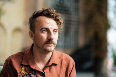 Шеф-кухар Євген Клопотенко перебудовує бізнес-модель. Поки найвідчутніший дохід дає ресторан «100 років тому вперед», але Клопотенко певен: за кілька років найбільші гроші приноситиме власна ферма, фуд-сервіс для замовлення послуг шеф-кухарів та організація івентів. Що зміниться у структурі бізнесу Клопотенка і на чому він планує заробити вже 300 млн грн у 2024-му? Євген Клопотенко /Антон Забєльський для Forbes Ukraine