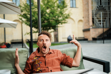 Шеф-кухар Євген Клопотенко перебудовує бізнес-модель. Поки найвідчутніший дохід дає ресторан «100 років тому вперед», але Клопотенко певен: за кілька років найбільші гроші приноситиме власна ферма, фуд-сервіс для замовлення послуг шеф-кухарів та організація івентів. Що зміниться у структурі бізнесу Клопотенка і на чому він планує заробити вже 300 млн грн у 2024-му? Євген Клопотенко /Антон Забєльський для Forbes Ukraine