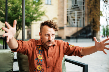 Шеф-кухар Євген Клопотенко перебудовує бізнес-модель. Поки найвідчутніший дохід дає ресторан «100 років тому вперед», але Клопотенко певен: за кілька років найбільші гроші приноситиме власна ферма, фуд-сервіс для замовлення послуг шеф-кухарів та організація івентів. Що зміниться у структурі бізнесу Клопотенка і на чому він планує заробити вже 300 млн грн у 2024-му? Євген Клопотенко /Антон Забєльський для Forbes Ukraine