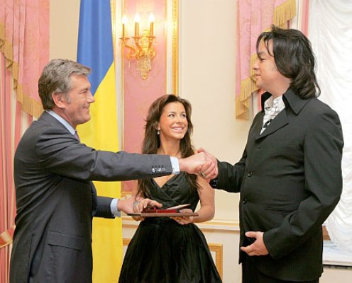 Народні відступники: Чому Лорак та Повалій ніяк не можуть позбавити почесних звань - INFBusiness