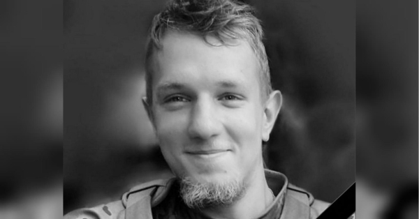 «За ваші гроші була куплена ракета, яка вбила мого єдиного сина»: написала на плакаті московським попам та вірянам матір загиблого азовця - INFBusiness