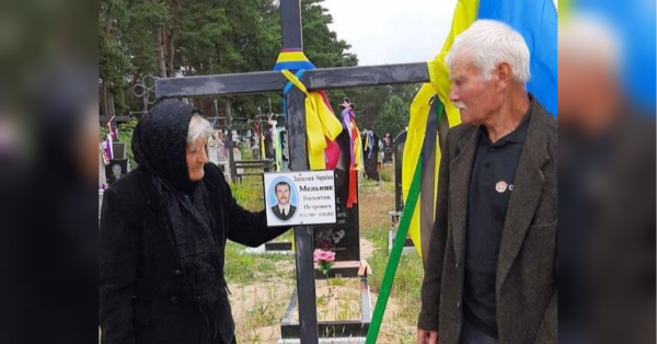 «Молимо Бога, щоб дочекатись сина»: батьки загиблого десантника облаштували символічну могилу, бо не можуть забрати його тіло з окупації - INFBusiness