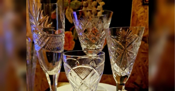 «Посуд з бабусиних сервантів екологічно чистий. Сервіруйте ним стіл не лише для краси, а й заради здоров’я», — дослідниця історії скла Олена Тахтай - INFBusiness