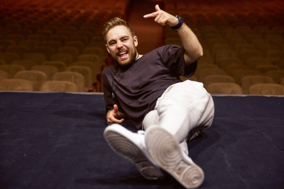 Стендап «На межі», на який купили квитки 3457 глядачів, пройде 14 жовтня у Палаці «Україна». Його автор, Антон Тимошенко, оголосив про солд-аут за півтора місяця від початку промокампанії. Прибуток – приблизно 2 млн грн – віддадуть на благодійність. Як Тимошенко будував промо поки наймасштабнішого стендап-концерту в Україні «Своєю працелюбністю Антон Тимошенко мотивує інших змінювати культуру стендапу в Україні», – каже про колегу стендап-комік Сергій Ліпко /Оля Закревська для «Підпільного стендапу»