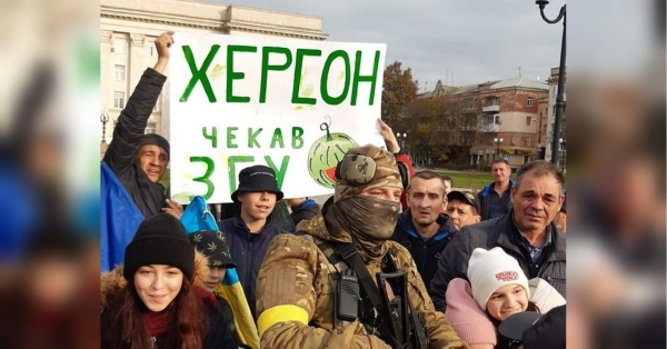 Навіть двірники працюють в бронежилетах: скільки людей та в яких умовах живуть в Херсоні через рік після його звільнення - INFBusiness