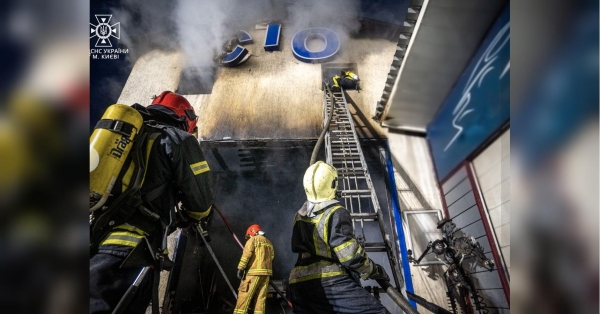 В Києві потужно горіла АЗС: постраждала людина