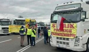 На пунктах пропуску залишаються заблокованими близько 1700 вантажівок, – ДПСУ