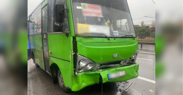 У центрі Києва зітнулися дві маршрутки: постраждали семеро людей - INFBusiness