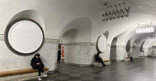 На станції метро "Вокзальна" радянську символіку прикрили дерев’яними щитами - INFBusiness