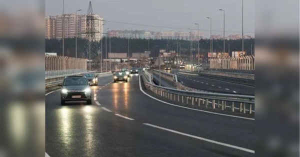 У Київській області 21 листопада відкрили новий міст замість того, який було зруйновано на другий день повномасштабного вторгнення росіян в Україну. Шляхопровід сполучає місто Ірпінь, а також Бучу, Гостомель та Ворзель зі столицею. Залишки старого мосту обіцяють зберегти, створивши тут меморіальний комплекс, повідомляє Міністерство розвитку громад, територій та інфраструктури України. Під Києвом відкрили відновлений міст, який став символом російського вторгнення (фото) - INFBusiness