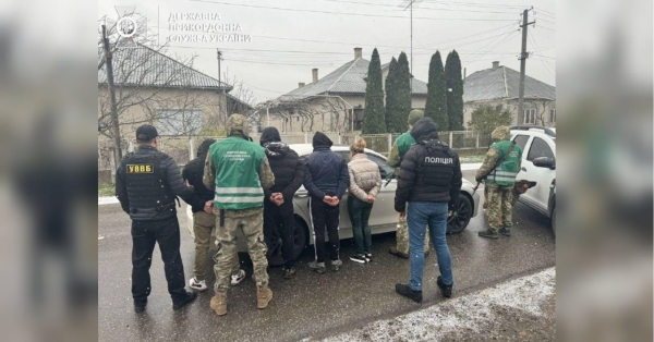 На Закарпатті прикордонники спільно з правоохоронцями виявили місцеву мешканку, яка разом з сином займалась незаконним переправлення людей через кордон. Зупинили «сімейний бізнес»: на Закарпатті затримано жінку, яка разом із сином переправляла «ухилянтів» через кордон - INFBusiness