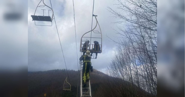 У Закарпатті з крісельного підйомника, що застряг, рятувальники зняли понад 20 туристів (фото, відео) - INFBusiness