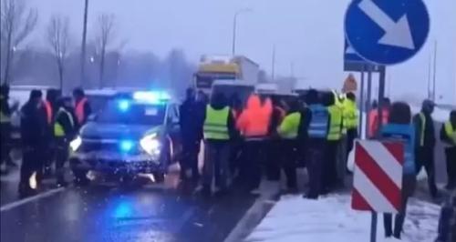 Українські водії перекривали дорогу в Перемишлі у відповідь на страйк польських перевізників - INFBusiness