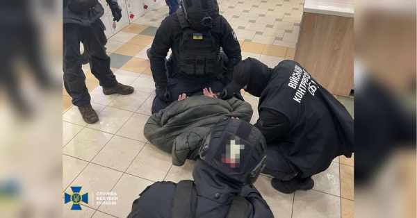 Переконував, що чоловік у полоні: «друг сім'ї» намагався виманити 10 тисяч доларів у дружини загиблого на фронті воїна (фото) - INFBusiness