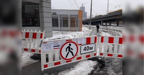 Аварійна ситуація у метро Києва: торгові павільйони на Деміївській площі йдуть під землю (фото) - INFBusiness