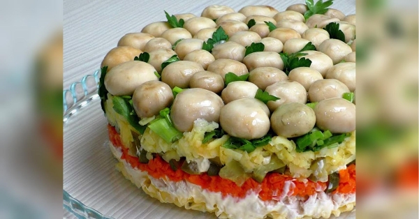 Салат «Грибна галявина» від красуні-блогерки з чарівним голосом: гості точно будуть у захваті - INFBusiness