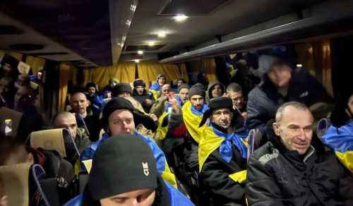 Україна повернула додому частину "азовців" після 1,5 року полону в Росії - INFBusiness