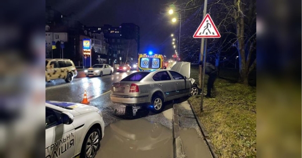 У Львові у ДТП постраждали бригада швидкої допомоги та її пацієнт (фото) - INFBusiness