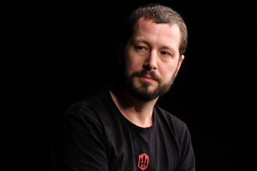 Документальний фільм «20 днів у Маріуполі» здобув номінацію на «Оскар» у категорії «Найкращий документальний фільм». Його режисер Мстислав Чернов майже рік показує стрічку глядачам світу, дає інтервʼю, отримує погрози у соцмережах і спить по чотири години. Все заради того, щоб розповісти, що Росія зробила з Маріуполем та його жителями. Мстислав Чернов, «20 днів у Маріуполі»