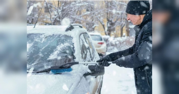 Лід почне танути у вас на очах: як швидко і ефективно очистити лобове скло автомобіля «чудо-розчином» (відео) - INFBusiness