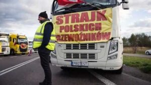 Уряд Польщі підтримує вимоги перевізників, які блокують кордон