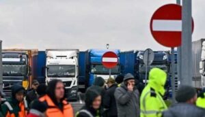 Блокада на кордоні: тисячі вантажівок продовжують стояти в чергах