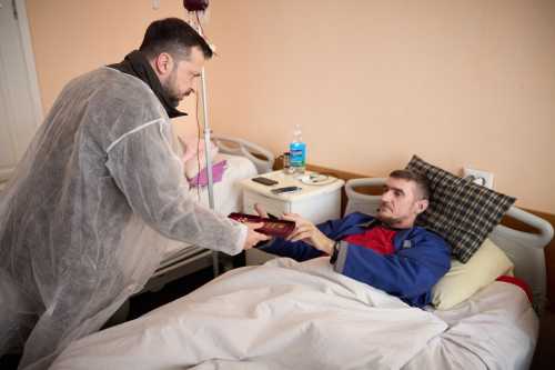 Зеленський відвідав поранених українських військових у лікарні Харкова - INFBusiness