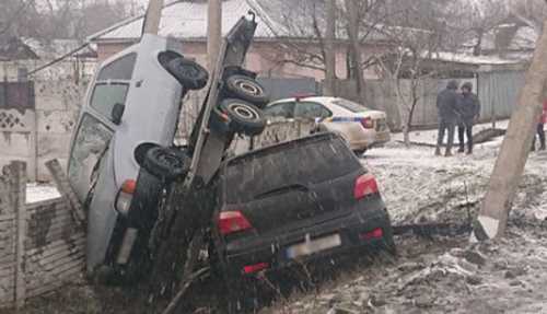 На Кіровоградщині водій збив електроопору та пошкодив паркан (ФОТО) - INFBusiness