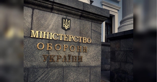 Міноборони стрясає черговий корупційний скандал. МОУ закупало у чеської компанії «AKM Group-CZ» 500 снайперських гвинтівок у 3 рази дорожче реальної ціни та «відновлені» НЕбронебійні патрони, а правоохоронці заарештували на рахунку чеської компанії 39 мільйонів доларів українських коштів. «Закупили втридорога патрони та непридатні для снайперів гвинтівки»: офіцер ЗСУ про сумнівний контракт з чеським постачальником - INFBusiness