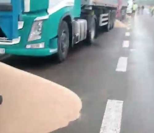 Польські протестувальники зрізають замки з українських вантажівок та висипають зерно - INFBusiness