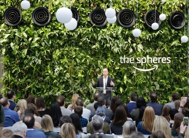 У 2015 році видання The New York Times розповіло світу про корпоративну культуру Amazon. Співробітники компанії жили в постійному стресі: їм проводили регулярні порівняльні оцінювання, за результатами яких найслабших звільняли, та не пропонували фінансових стимулів, писали журналісти. Як підходи до управління персоналом в Amazon змінилися після скандалу та що це дало компанії – у книзі «Amazon без меж» Бреда Стоуна Офіс Amazon Spheres