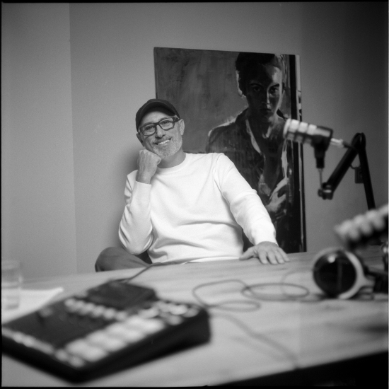 Американський продюсер Девід Джанк запустив подкаст Art During Wartime, в якому розповідатиме американцям про сучасну українську культуру. Його перші герої – арткураторка Катя Тейлор, репер Otoy і комік Антон Тимошенко. Джанк – експрезидент Universal Music East Europe. Наразі він керує мережею магазинів Bang & Olufsen у США. Як він збирається зацікавити американців подкастом про українських креативників Девід Джанк