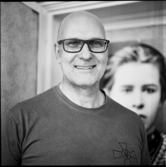 Американський продюсер Девід Джанк запустив подкаст Art During Wartime, в якому розповідатиме американцям про сучасну українську культуру. Його перші герої – арткураторка Катя Тейлор, репер Otoy і комік Антон Тимошенко. Джанк – експрезидент Universal Music East Europe. Наразі він керує мережею магазинів Bang & Olufsen у США. Як він збирається зацікавити американців подкастом про українських креативників Даніель Білак