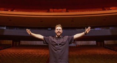 Американський продюсер Девід Джанк запустив подкаст Art During Wartime, в якому розповідатиме американцям про сучасну українську культуру. Його перші герої – арткураторка Катя Тейлор, репер Otoy і комік Антон Тимошенко. Джанк – експрезидент Universal Music East Europe. Наразі він керує мережею магазинів Bang & Olufsen у США. Як він збирається зацікавити американців подкастом про українських креативників Антон Тимошенко, подкаст Art During Wartime