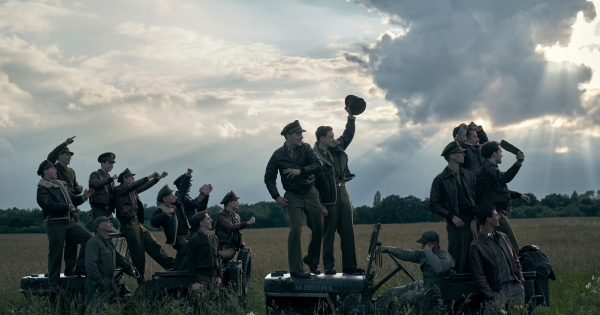 Виходить серіал «Володарі повітря» про американських льотчиків у Другій світовій. Це нова робота Стівена Спілберга і Тома Генкса - INFBusiness