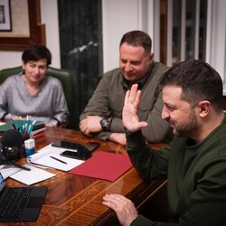 Зеленський поспілкувався зі творцем фільму про Маріуполь - INFBusiness