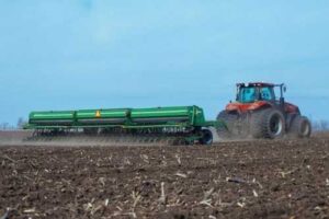 Під час посівної на Дніпропетровщині аграрії можуть працювати цілодобово