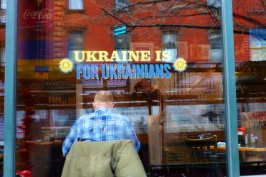 «Десятиліттями ресторан був серцем громади. Тепер його роль важливіша, ніж будь-коли», – йдеться в документальному фільмі Veselka, що вийшов у прокат 22 лютого. Головний герой стрічки – однойменний український заклад, який відкрився у Нью-Йорку у 1950-х роках. Щороку там готують 1,8 млн вареників і 20 000 літрів борщу. Що потрібно знати про Veselka – найвідоміший ресторан української кухні за межами України? Forbes зібрав пʼять фактів про заклад у цифрах Ресторан Veselka /Getty Images