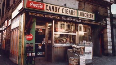 «Десятиліттями ресторан був серцем громади. Тепер його роль важливіша, ніж будь-коли», – йдеться в документальному фільмі Veselka, що вийшов у прокат 22 лютого. Головний герой стрічки – однойменний український заклад, який відкрився у Нью-Йорку у 1950-х роках. Щороку там готують 1,8 млн вареників і 20 000 літрів борщу. Що потрібно знати про Veselka – найвідоміший ресторан української кухні за межами України? Forbes зібрав пʼять фактів про заклад у цифрах Заклад Veselka в Нью-Йорку