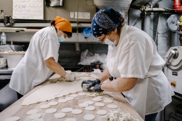 «Десятиліттями ресторан був серцем громади. Тепер його роль важливіша, ніж будь-коли», – йдеться в документальному фільмі Veselka, що вийшов у прокат 22 лютого. Головний герой стрічки – однойменний український заклад, який відкрився у Нью-Йорку у 1950-х роках. Щороку там готують 1,8 млн вареників і 20 000 літрів борщу. Що потрібно знати про Veselka – найвідоміший ресторан української кухні за межами України? Forbes зібрав пʼять фактів про заклад у цифрах Veselka, Нью-Йорк