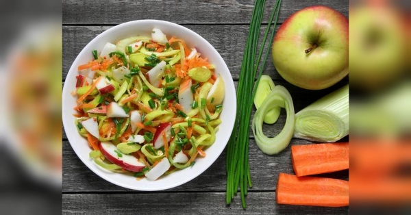 Барвистий салат з моркви, яблука та цибулі-порею на Великдень: чудово смакує…
