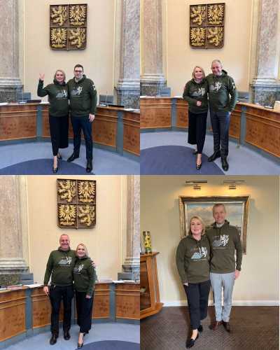 Прем’єр Чехії вперше позував для фотографів не у костюмі – він одягнув худі на підтримку України - INFBusiness