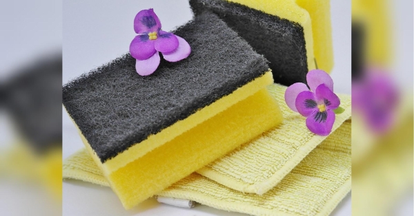 Разом з білизною покладіть у пральну машину губку для миття посуду — результат вас здивує - INFBusiness