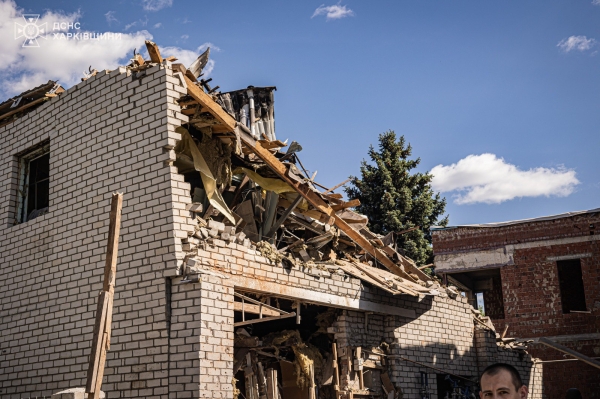 Росіяни продовжують обстрілювати Україну. 5 травня окупанти завдали удар КАБом по центральній частині міста Харків. Про це повідомив голова Харківської ОВА Олег Синєгубов. 1